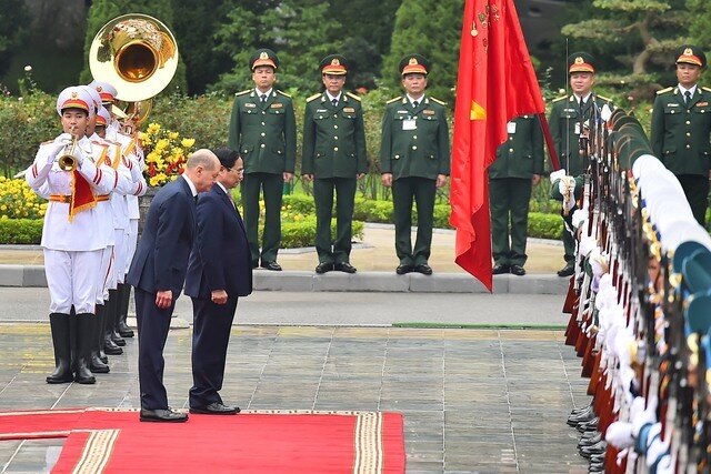 Trong chuyến thăm Việt Nam của Thủ tướng Đức Angela Merkel (th&aacute;ng 10/2011), Thủ tướng hai nước đ&atilde; k&yacute; Tuy&ecirc;n bố chung H&agrave; Nội về việc thiết lập quan hệ Đối t&aacute;c chiến lược, trong đ&oacute; đề ra c&aacute;c mục ti&ecirc;u v&agrave; biện ph&aacute;p cụ thể tăng cường hợp t&aacute;c trong c&aacute;c lĩnh vực ưu ti&ecirc;n.

Đức l&agrave; đối t&aacute;c thương mại lớn nhất của Việt Nam ở ch&acirc;u &Acirc;u (chiếm gần 20% xuất khẩu của Việt Nam sang EU) v&agrave; cũng l&agrave; cửa ng&otilde; trung chuyển quan trọng của h&agrave;ng h&oacute;a Việt Nam sang c&aacute;c thị trường kh&aacute;c ở ch&acirc;u &Acirc;u.
Trong ảnh, hai nh&agrave; l&atilde;nh đạo thực hiện nghị thức ch&agrave;o Quốc kỳ hai nước - Ảnh: VGP/Nhật Bắc