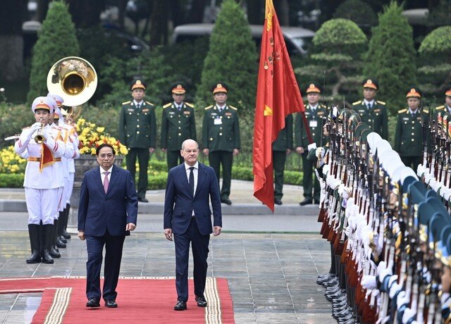Trong ảnh, hai Thủ tướng duyệt đội danh dự Qu&acirc;n đội nh&acirc;n d&acirc;n Việt Nam.
Việt Nam v&agrave; CHLB Đức thiết lập quan hệ ngoại giao ng&agrave;y 23/9/1975. Từ đ&oacute; đến nay, quan hệ hữu nghị v&agrave; hợp t&aacute;c giữa hai nước ph&aacute;t triển t&iacute;ch cực, ng&agrave;y c&agrave;ng s&acirc;u rộng, hiệu quả v&agrave; to&agrave;n diện. Từ nhiều năm nay, Đức l&agrave; một trong những đối t&aacute;c quan trọng nhất của Việt Nam ở ch&acirc;u &Acirc;u. Sự tin cậy v&agrave; hiểu biết lẫn nhau giữa hai nước ng&agrave;y c&agrave;ng được tăng cường th&ocirc;ng qua duy tr&igrave; trao đổi đo&agrave;n cấp cao v&agrave; c&aacute;c cơ chế hợp t&aacute;c.