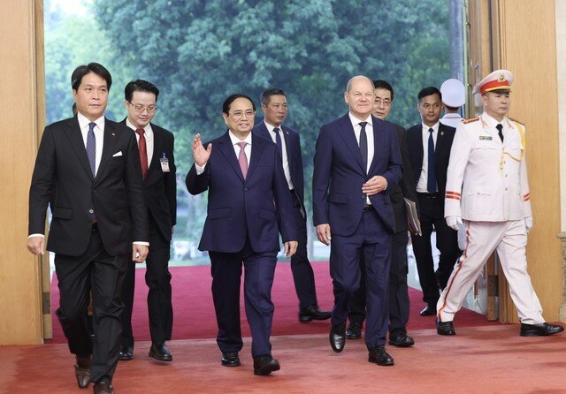 Sau khi dịch bệnh Covid-19  b&ugrave;ng ph&aacute;t, th&aacute;ng 4/2020, Ch&iacute;nh phủ Việt Nam đ&atilde; trao tặng Ch&iacute;nh phủ Đức 100.000 khẩu trang kh&aacute;ng khuẩn. Tiếp đ&oacute;, nhiều cơ quan, tổ chức Việt Nam cũng đ&atilde; trao tặng khẩu trang v&agrave; trang thiết bị y tế cho c&aacute;c đối t&aacute;c Đức.
Ở chiều ngược lại, trong năm 2021, Ch&iacute;nh phủ Đức đ&atilde; viện trợ cho Việt Nam hơn 10 triệu liều vaccine ph&ograve;ng Covid qua cơ chế song phương v&agrave; COVAX c&ugrave;ng với 75 m&aacute;y thở. Nhiều địa phương của Đức đ&atilde; trao tặng h&agrave;ng trăm ng&agrave;n k&iacute;t x&eacute;t nghiệm v&agrave; trang thiết bị y tế cho Việt Nam. Cộng đồng Việt Nam ở Đức hiện c&oacute; gần 200.000 người, sinh sống rộng khắp tr&ecirc;n to&agrave;n l&atilde;nh thổ Đức. Nh&igrave;n chung, kiều b&agrave;o ở Đức c&oacute; cuộc sống tương đối ổn định. Thế hệ người Việt thứ hai ở Đức hội nhập kh&aacute; th&agrave;nh c&ocirc;ng, được ch&iacute;nh quyền sở tại đ&aacute;nh gi&aacute; cao so với c&aacute;c cộng đồng nhập cư ở Đức.