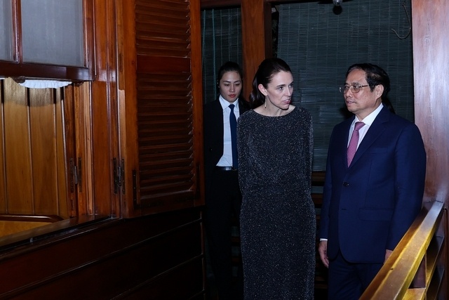 Thủ tướng Phạm Minh Ch&iacute;nh v&agrave; Thủ tướng New Zealand Jacinda Ardern c&ugrave;ng dạo bộ, thăm Nh&agrave; s&agrave;n B&aacute;c Hồ trong Khu Di t&iacute;ch Phủ Chủ tịch. Ảnh - VGP