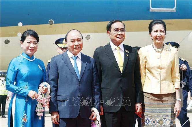 Thủ tướng Prayut Chan-o-cha v&agrave; Phu nh&acirc;n ra tận s&acirc;n bay đ&oacute;n Chủ tịch nước Nguyễn Xu&acirc;n Ph&uacute;c v&agrave; Phu nh&acirc;n. Ảnh: Thống Nhất/TTXVN