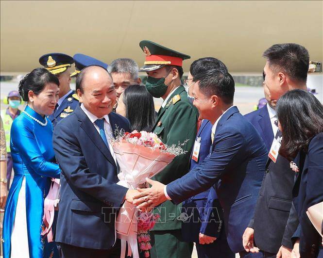 Trong ảnh, Đ&ocirc;ng đảo c&aacute;n bộ, nh&acirc;n vi&ecirc;n Đại sứ qu&aacute;n v&agrave; cộng đồng người Việt Nam tại Th&aacute;i Lan đ&oacute;n Chủ tịch nước Nguyễn Xu&acirc;n Ph&uacute;c v&agrave; Phu nh&acirc;n tại S&acirc;n bay Kh&ocirc;ng qu&acirc;n Ho&agrave;ng gia Th&aacute;i Lan. 
Theo chương tr&igrave;nh, trong khu&ocirc;n khổ tham dự Tuần lễ Cấp cao APEC lần thứ 29, Chủ tịch nước Nguyễn Xu&acirc;n Ph&uacute;c sẽ dự Hội nghị CEO Summit; dẫn đầu Đo&agrave;n Việt Nam dự c&aacute;c phi&ecirc;n họp quan trọng của Hội nghị cấp cao APEC v&agrave; c&oacute; c&aacute;c cuộc gặp song phương với c&aacute;c nh&agrave; L&atilde;nh đạo APEC v&agrave; c&aacute;c kh&aacute;ch mời. Đo&agrave;n Việt Nam cũng tham dự tất cả c&aacute;c hoạt động lớn của Tuần lễ Cấp cao, tiếp x&uacute;c rộng r&atilde;i c&aacute;c đối t&aacute;c quan trọng trong APEC v&agrave; c&aacute;c tập đo&agrave;n doanh nghiệp lớn ở khu vực.Ảnh: Thống Nhất/TTXVN