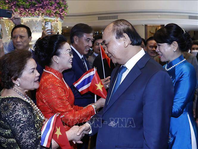 Theo chương tr&igrave;nh, trong thời gian chuyến thăm từ 16 &ndash; 19/11, Chủ tịch nước Nguyễn Xu&acirc;n Ph&uacute;c v&agrave; Phu nh&acirc;n sẽ c&oacute; cuộc hội kiến Nh&agrave; vua Th&aacute;i Lan v&agrave; Ho&agrave;ng hậu; hội đ&agrave;m với Thủ tướng Th&aacute;i Lan, chứng kiến lễ k&yacute; kết trao đổi một số văn kiện hợp t&aacute;c giữa hai nước. Chủ tịch nước cũng sẽ c&oacute; c&aacute;c cuộc gặp c&aacute;c nh&agrave; l&atilde;nh đạo Th&aacute;i Lan; tiếp một số tổ chức hữu nghị v&agrave; đại diện tập đo&agrave;n, doanh nghiệp lớn của Th&aacute;i Lan. Trong dịp n&agrave;y Chủ tịch nước Nguyễn Xu&acirc;n Ph&uacute;c sẽ tham dự Diễn đ&agrave;n Doanh nghiệp Việt Nam - Th&aacute;i Lan v&agrave; một số hoạt động x&uacute;c tiến thương mại, đầu tư giữa hai nước. Trong ảnh,  kiều b&agrave;o, c&aacute;n bộ Đại sứ qu&aacute;n Việt Nam tại Th&aacute;i Lan đ&oacute;n Chủ tịch nước Nguyễn Xu&acirc;n Ph&uacute;c v&agrave; Phu nh&acirc;n. Ảnh: Thống Nhất/TTXVN