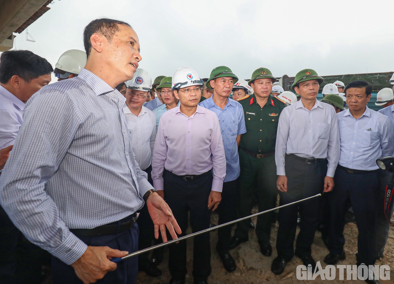 Với sự tham gia của &ocirc;ng Nguyễn Đức Trung, Chủ tịch UBND tỉnh Nghệ An, vấn đề li&ecirc;n quan đến c&ocirc;ng t&aacute;c GPMB phục vụ triển khai dự &aacute;n được Bộ trưởng Nguyễn Văn Thắng nhấn mạnh đầu ti&ecirc;n tại buổi l&agrave;m việc tại hiện trường. 
&ldquo;Cần phải x&aacute;c định r&otilde; n&uacute;t thắt, ph&acirc;n r&otilde; vai, r&otilde; tr&aacute;ch nhiệm để dự &aacute;n gỡ bỏ được vướng mắc mặt bằng, c&oacute; điều kiện tăng tốc triển khai&rdquo;, Bộ trưởng Thắng n&oacute;i.