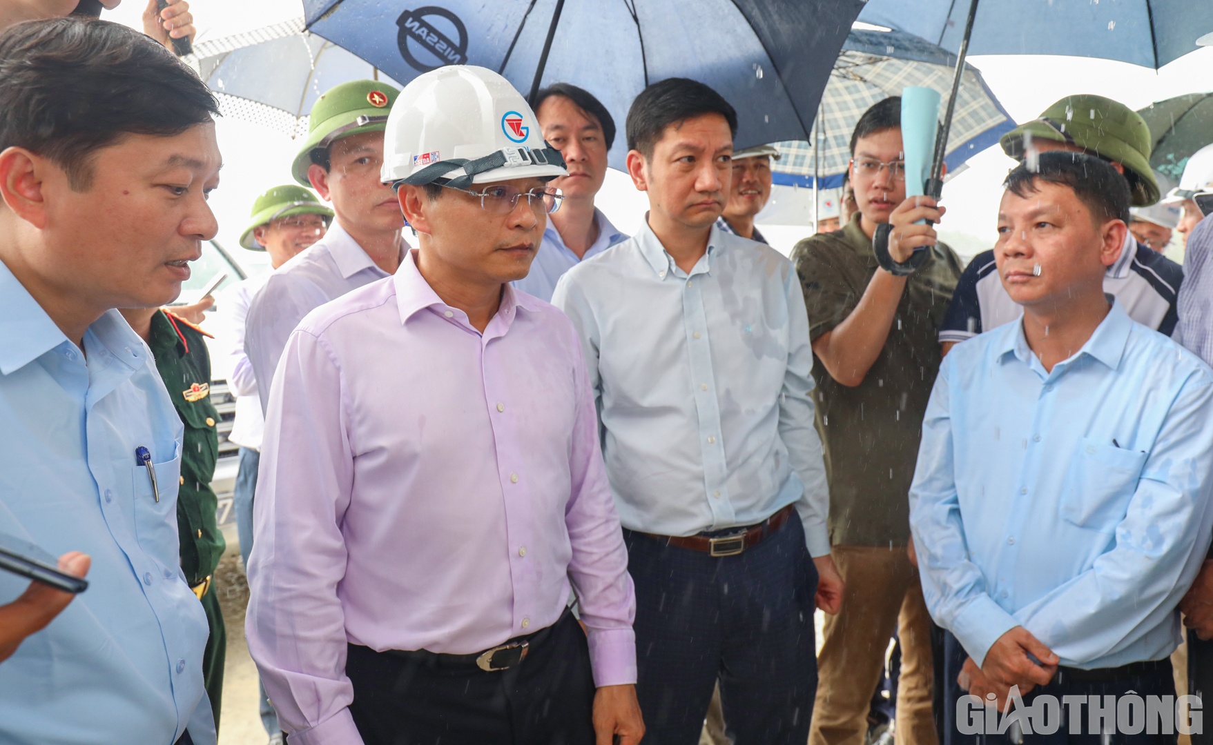 Dưới cơn mưa tầm t&atilde;, cuộc họp kiểm điểm tiến độ dự &aacute;n được Tư lệnh ng&agrave;nh GTVT triển khai ngay tại hiện trường XL01. Lắng nghe t&acirc;m tư v&agrave; sự quyết t&acirc;m của c&aacute;c nh&agrave; thầu, Bộ trưởng y&ecirc;u cầu c&aacute;c g&oacute;i gặp kh&oacute; khăn về điều kiện kỹ thuật phải nỗ lực r&uacute;t ngắn tiến độ &iacute;t nhất 1 th&aacute;ng so với kế hoạch. Đối với khu vực xử l&yacute; nền đất yếu phải tăng tốc triển khai c&ocirc;ng t&aacute;c gia tải giai đoạn 2 theo khuyến nghị của Cục Quản l&yacute; đầu tư x&acirc;y dựng, đảm bảo thời gian thực hện đ&uacute;ng y&ecirc;u cầu.