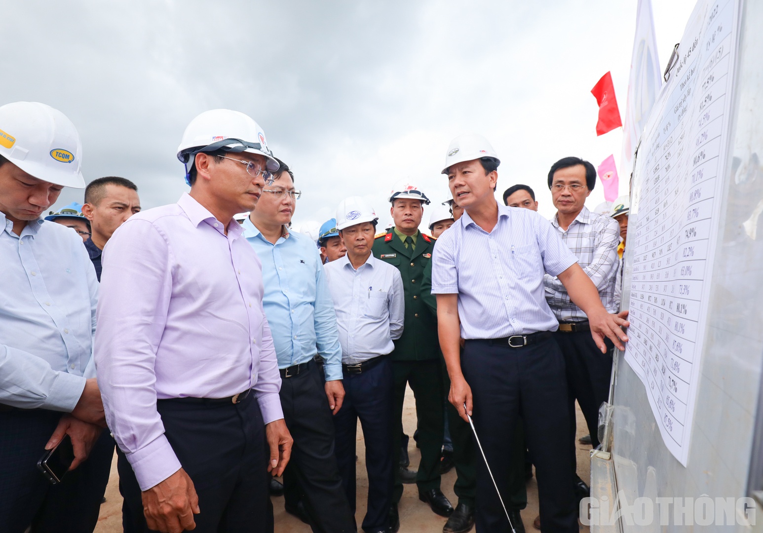 Tại dự &aacute;n Mai Sơn - QL45, Bộ trưởng Bộ GTVT đ&aacute;nh gi&aacute; cao tiến độ triển khai tại g&oacute;i thầu 10-XL, 11-XL. Đ&acirc;y l&agrave; hai g&oacute;i thầu đang c&oacute; kết quả thi c&ocirc;ng t&iacute;ch cực nhất dự &aacute;n, trong đ&oacute;, g&oacute;i 11-XL dự kiến l&agrave; g&oacute;i thầu c&aacute;n đ&iacute;ch đầu ti&ecirc;n.