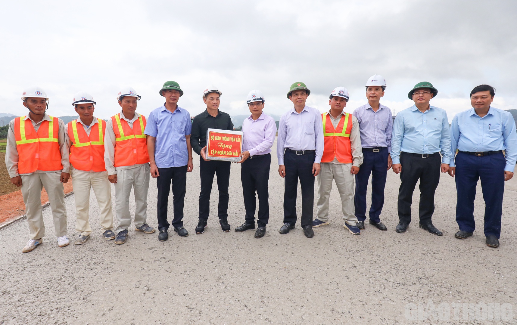 Tại c&aacute;c dự &aacute;n th&agrave;nh phần, Tư lệnh ng&agrave;nh GTVT đ&atilde; trao những m&oacute;n qu&agrave; động vi&ecirc;n, kh&iacute;ch lệ tinh thần c&aacute;n bộ, kỹ sư, c&ocirc;ng nh&acirc;n c&aacute;c nh&agrave; thầu. Bộ trưởng y&ecirc;u cầu c&aacute;c nh&agrave; thầu kh&ocirc;ng chủ quan kể cả khi tiến độ thi c&ocirc;ng vượt kế hoạch. Phải tranh thủ tối đa khoảng thời gian thời tiết thuận lợi để thi c&ocirc;ng dự &aacute;n.