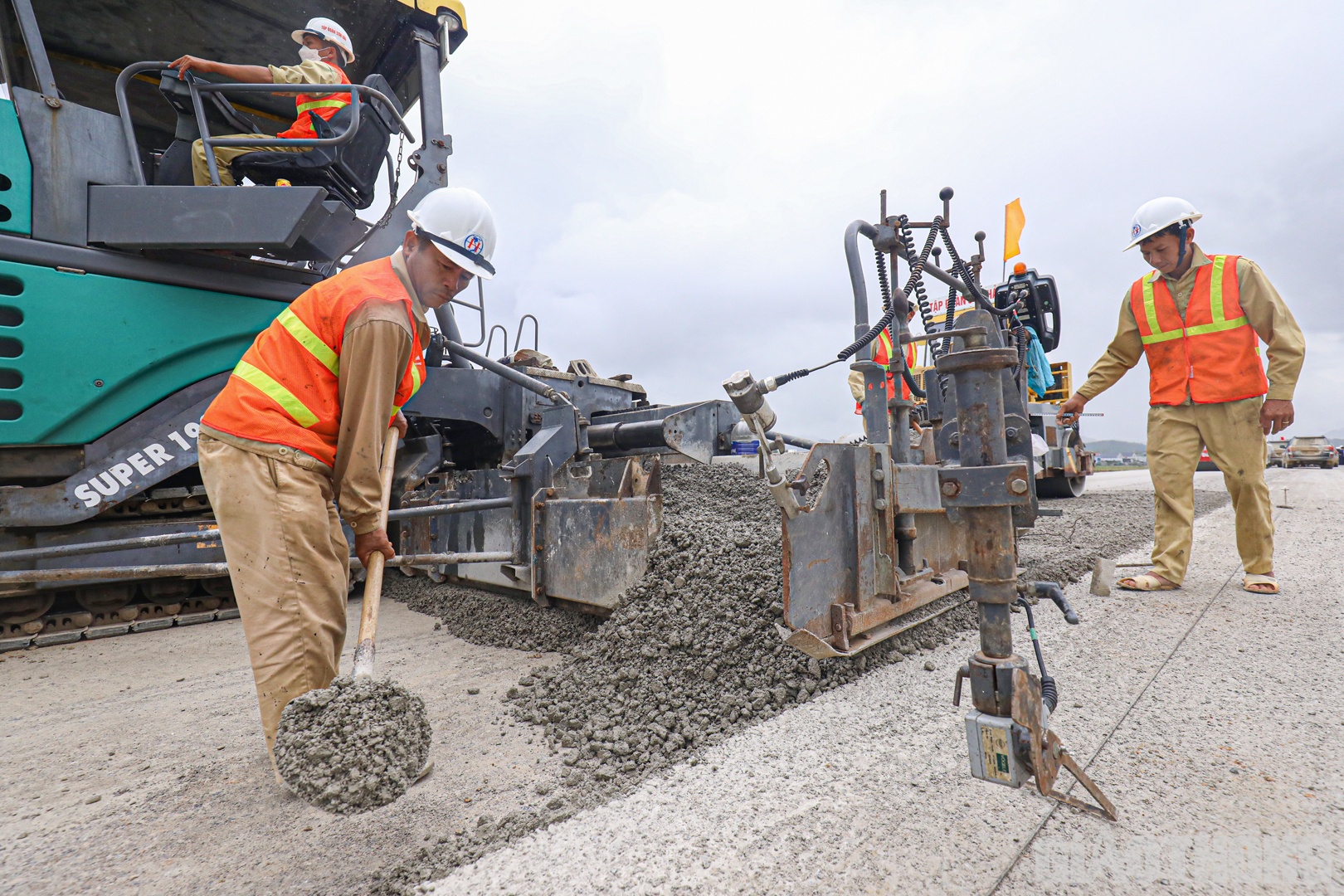 Sự xuất hiện, động vi&ecirc;n của Bộ trưởng đ&atilde; g&oacute;p phần kh&iacute;ch lệ c&ocirc;ng nh&acirc;n c&aacute;c nh&agrave; thầu nỗ lực thi c&ocirc;ng c&aacute;c hạng mục. Trong ảnh: C&ocirc;ng nh&acirc;n nh&agrave; thầu Sơn Hải thi c&ocirc;ng cấp phối đ&aacute; dăm tại g&oacute;i thầu XL01 dự &aacute;n đoạn Nghi Sơn - Diễn Ch&acirc;u.