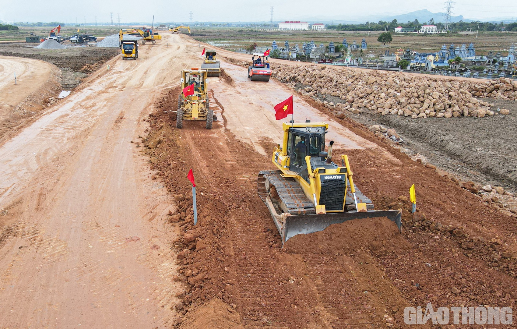 H&ocirc;m nay (17/11), Bộ trưởng Bộ GTVT Nguyễn Văn Thắng thực hiện chuyến kiểm tra, thị s&aacute;t đầu ti&ecirc;n tại c&aacute;c dự &aacute;n cao tốc Bắc - Nam ph&iacute;a Đ&ocirc;ng giai đoạn 2017 - 2020. 
C&aacute;c dự &aacute;n th&agrave;nh phần Nghi Sơn - Diễn Ch&acirc;u, QL45 - Nghi Sơn, Mai Sơn - QL45 l&agrave; ba điểm đến đầu ti&ecirc;n được Tư lệnh ng&agrave;nh GTVT lựa chọn kiểm tra.