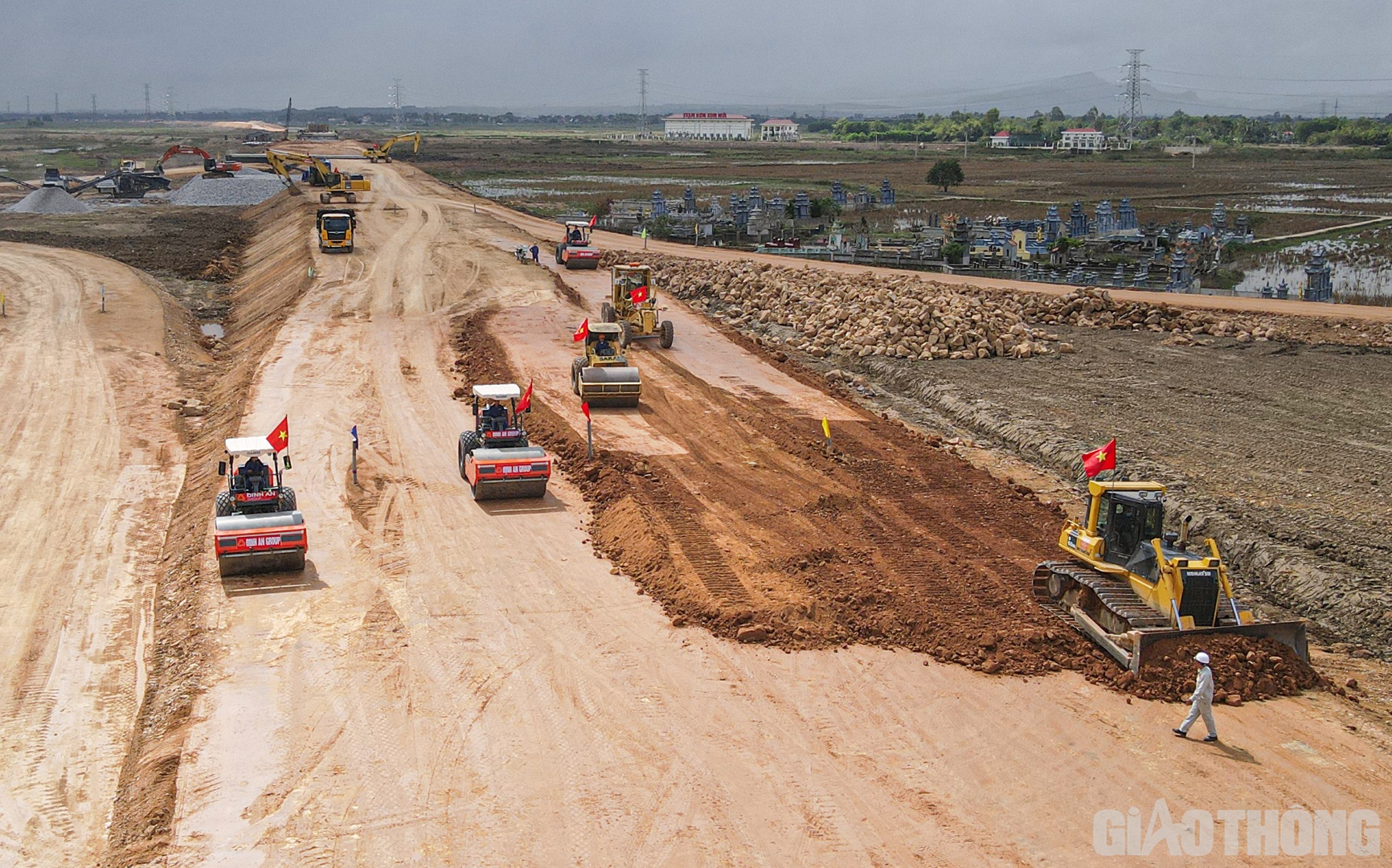 Bộ trưởng Nguyễn Văn Thắng cho biết, thời gian tới sẽ tiếp tục đi kiểm tra, thị s&aacute;t c&aacute;c dự &aacute;n trọng điểm đang triển khai của ng&agrave;nh GTVT để đ&ocirc;n đốc c&aacute;c ban QLDA, nh&agrave; thầu tăng tốc hơn nữa tiến độ triển khai, đ&aacute;p ứng mục ti&ecirc;u về tiến độ, chất lượng theo y&ecirc;u cầu của Ch&iacute;nh phủ.