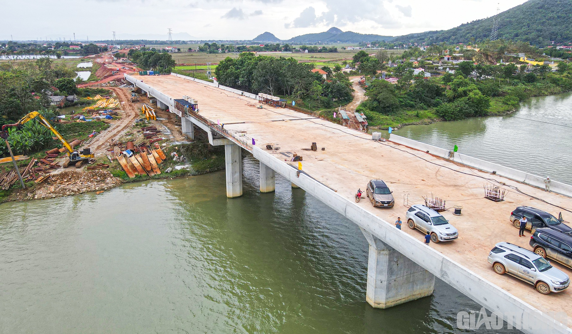 Mặc d&ugrave; vậy, Bộ trưởng Nguyễn Văn Thắng lại chưa h&agrave;i l&ograve;ng với tiến độ thi c&ocirc;ng hai g&oacute;i thầu 13-XL, 14-XL. L&agrave;m việc với c&aacute;c nh&agrave; thầu, Bộ trưởng nhấn mạnh: Sự chậm trễ tiến độ hiện nay, một phần nguy&ecirc;n nh&acirc;n ch&iacute;nh do c&aacute;c nh&agrave; thầu thi c&ocirc;ng đường chưa chủ động tăng tốc thi c&ocirc;ng ở giai đoạn đầu, năng lực nhiều nh&agrave; thầu phụ cũng chưa đ&aacute;p ứng.