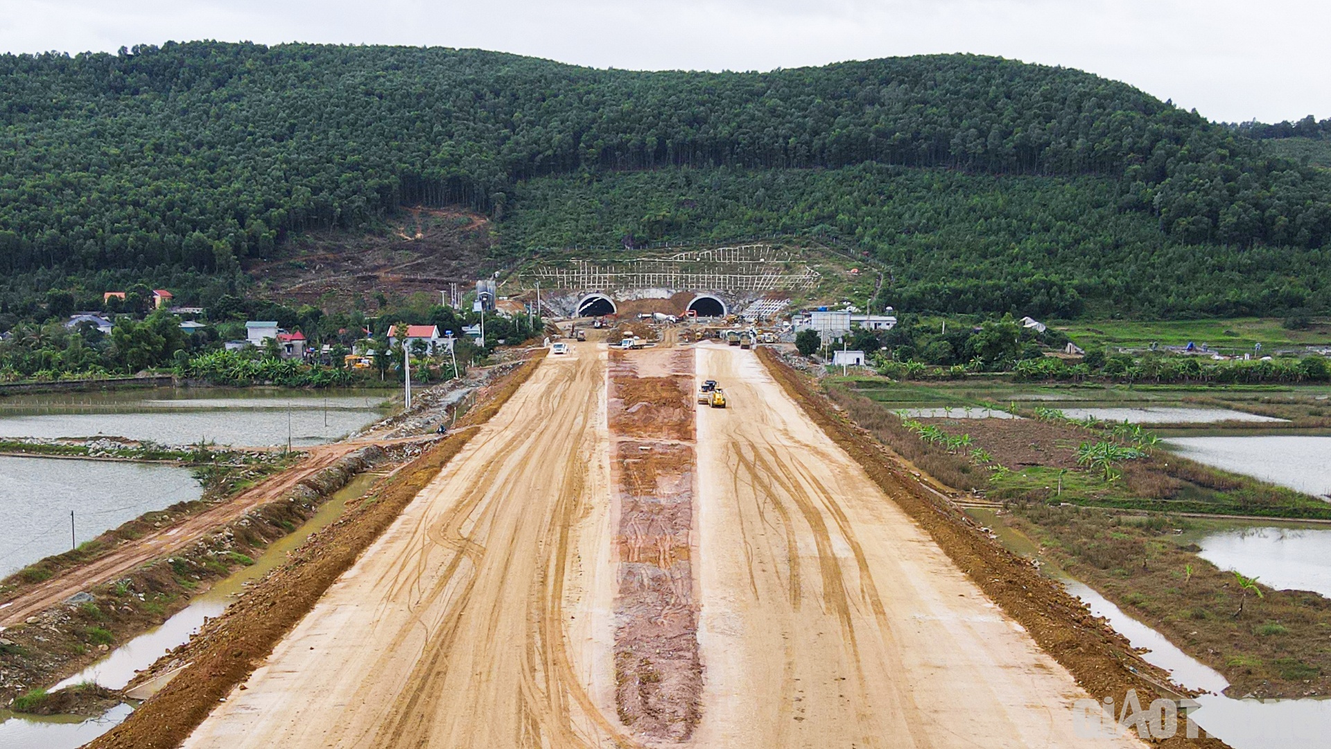 Căn cứ t&igrave;nh h&igrave;nh thực tế, Bộ GTVT y&ecirc;u cầu c&aacute;c nh&agrave; thầu tăng cường nguồn lực, triển khai thi c&ocirc;ng &ldquo;3 ca, 4 k&iacute;p&rdquo;, đảm bảo to&agrave;n tuyến sẽ th&ocirc;ng xe v&agrave; đưa v&agrave;o khai th&aacute;c ch&iacute;nh thức v&agrave;o cuối năm 2022.