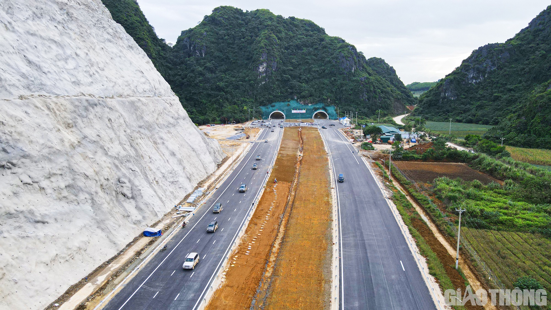 Đoạn tuyến dự &aacute;n Mai Sơn - QL45 qua hầm Tam Điệp được nh&agrave; thầu cơ bản ho&agrave;n thiện, kể cả hạng mục ATGT.
