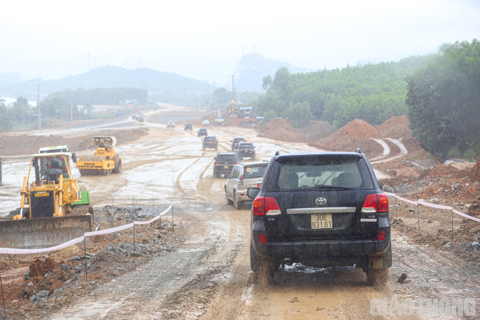 Đo&agrave;n c&ocirc;ng t&aacute;c của Bộ trưởng Nguyễn Văn Thắng tại dự &aacute;n Nghi Sơn - Diễn Ch&acirc;u di chuyển trong mưa theo đ&uacute;ng lịch tr&igrave;nh, kịp thời đến c&ocirc;ng trường động vi&ecirc;n, kh&iacute;ch lệ c&aacute;c kỹ sư, c&ocirc;ng nh&acirc;n.