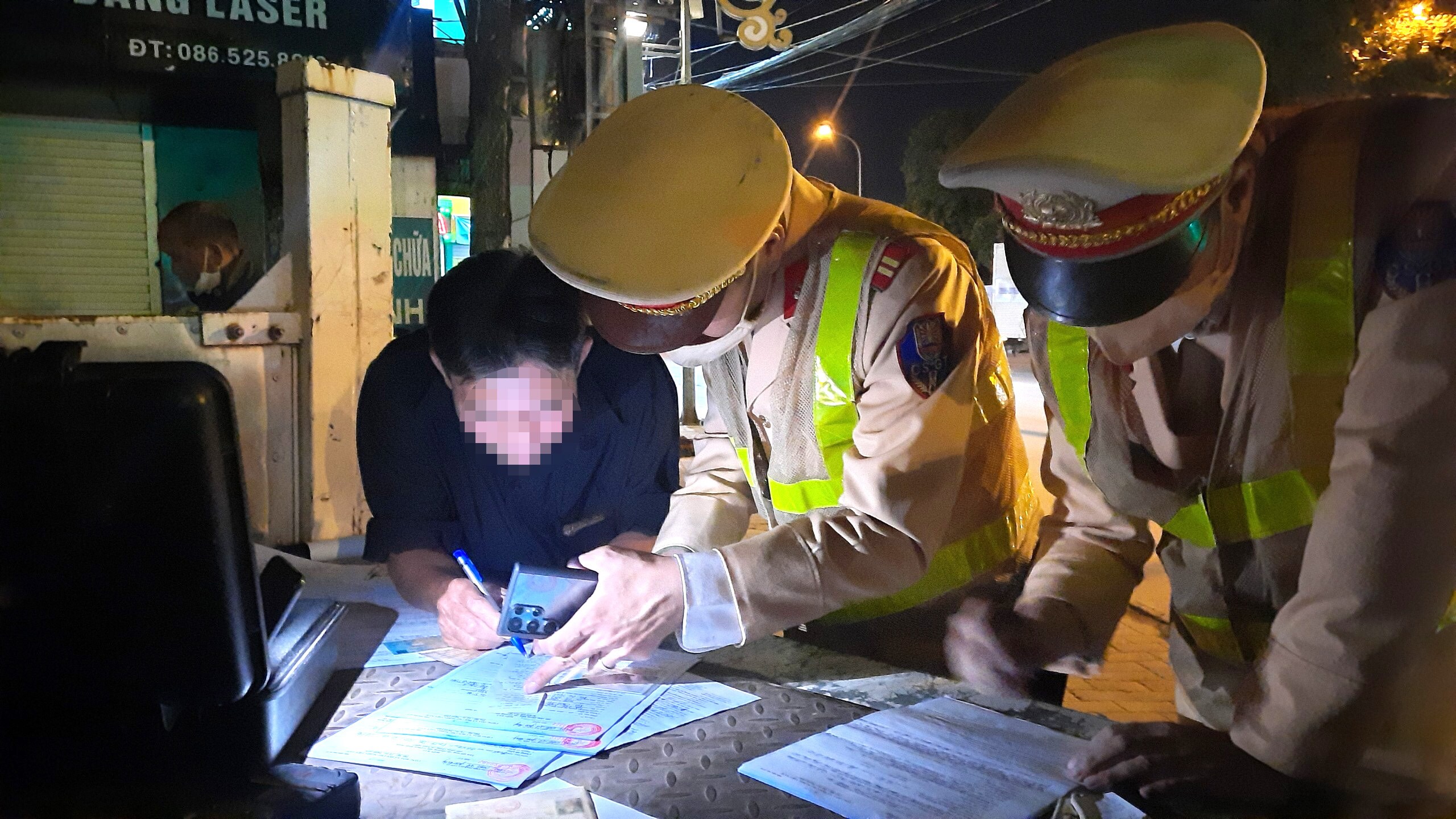 "T&ocirc;i ở Bắc Ninh sang đ&acirc;y (S&oacute;c Sơn - PV), ăn cỗ, trong bữa cơm chỉ nhấp m&ocirc;i với khoảng ch&eacute;n rượu. Kh&ocirc;ng ngờ chỉ như vậy m&agrave; thở đ&atilde; l&ecirc;n nồng độ cồn. Lần sau t&ocirc;i sẽ kh&ocirc;ng bao giờ uống, d&ugrave; chỉ một giọt khi rượu khi l&aacute;i xe", &ocirc;ng Ch. n&oacute;i.