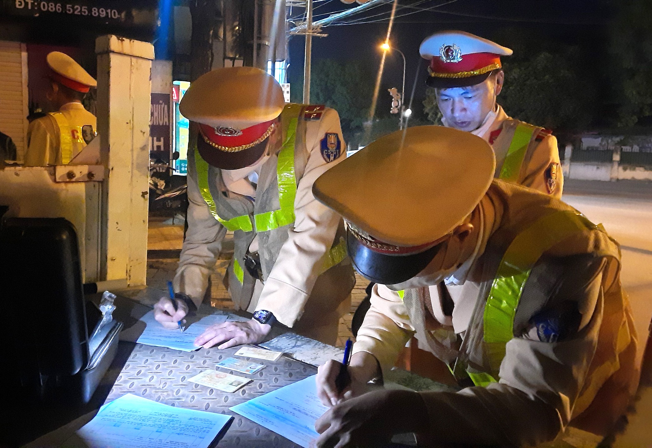 "Ngo&agrave;i tuần tra xử l&yacute; theo khung giờ quy định, Đội CSGT số 15 lu&ocirc;n bố tr&iacute; một tổ h&agrave;ng tối để tăng cường xử l&yacute; vi phạm về nồng độ cồn của người điều khiển phương tiện giao th&ocirc;ng", Đại &uacute;y Đỗ Văn Thắng cho hay.