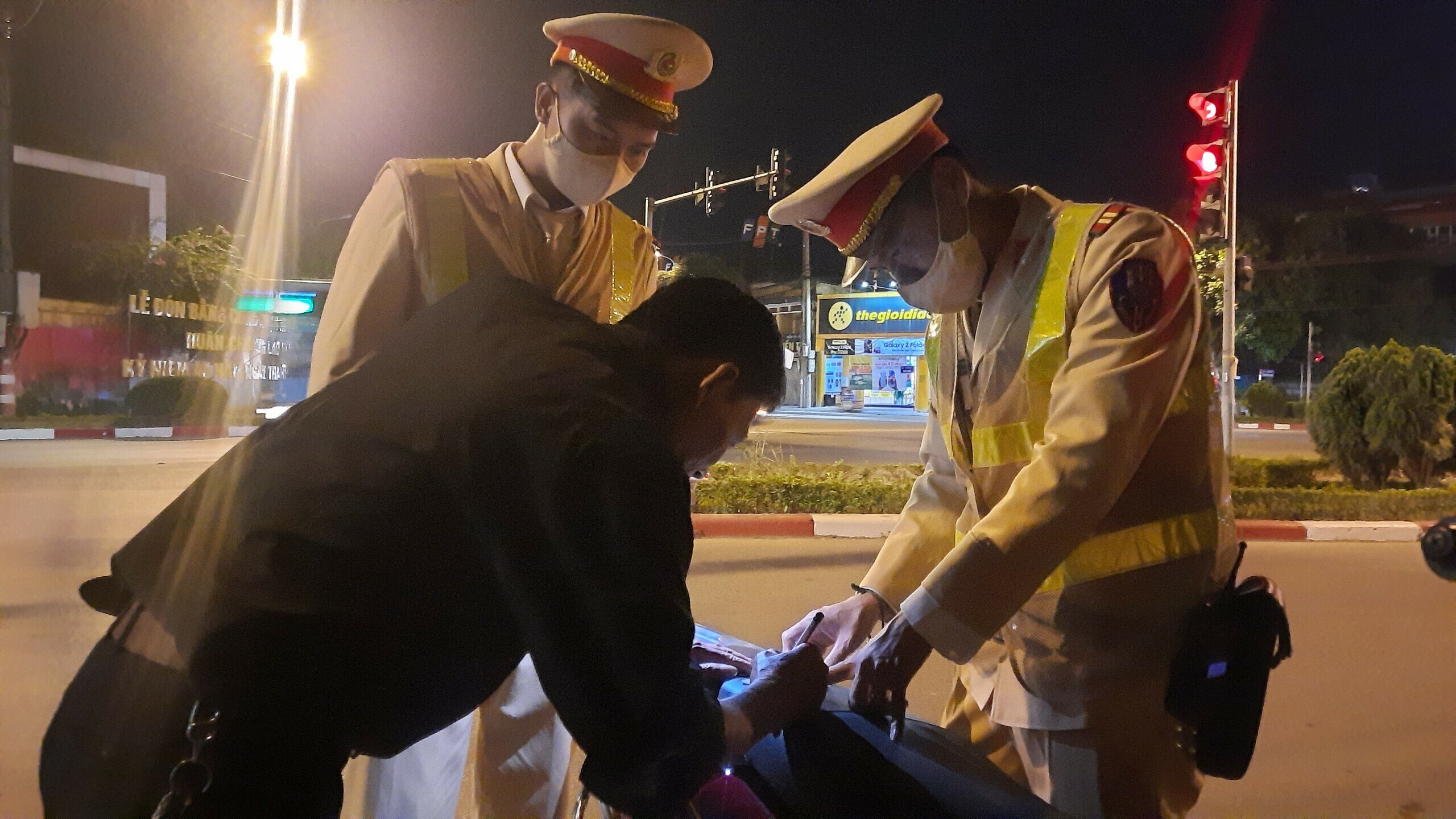 &Ocirc;ng Thắng cũng cho biết, d&ugrave; lỗi điều khiển phương tiện giao th&ocirc;ng khi hơi thở c&oacute; nồng độ cồn đ&atilde; được tăng mức phạt tiền v&agrave; tăng thời gian tước GPLX, nhưng đ&acirc;y vẫn l&agrave; vi phạm phổ biến của c&aacute;c t&agrave;i xế khi tham gia giao th&ocirc;ng.