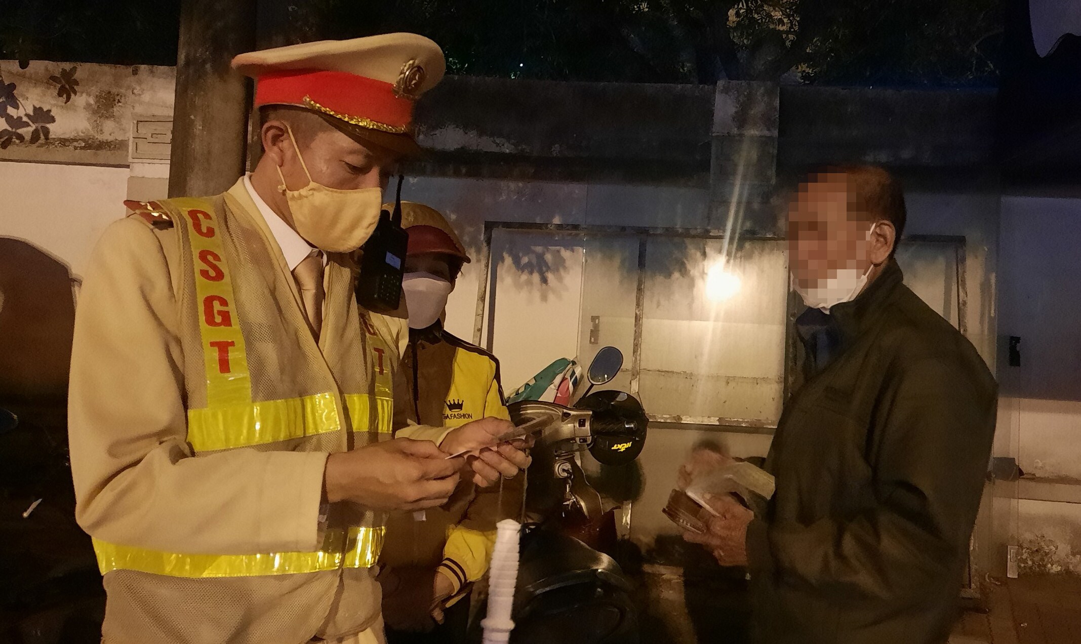 Cụ &ocirc;ng t&ecirc;n Đỗ Văn B. (84 tuổi, tr&uacute; tại H&agrave; Nội) khi CSGT đo hơi thở cho kết quả nồng độ cồn l&agrave; 0,041 mg/l&iacute;t. Cụ &ocirc;ng tỏ ra bất ngờ v&agrave; cho biết, đ&atilde; uống rượu từ s&aacute;ng. "Sao giờ đo t&ocirc;i vẫn c&ograve;n nồng độ cồn trong người", cụ B. thắc mắc.
