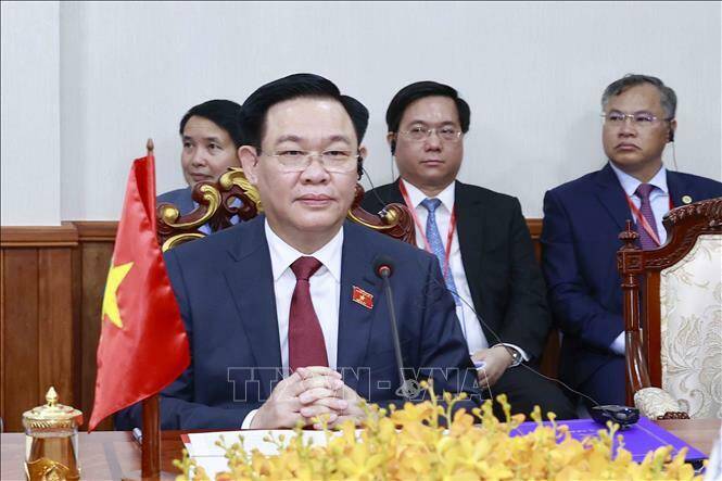 Chủ tịch Quốc hội Vương Đ&igrave;nh Huệ tại cuộc hội đ&agrave;m với Chủ tịch Quốc hội Campuchia Samdech Heng Samrin. Ảnh: Do&atilde;n Tấn/TTXVN