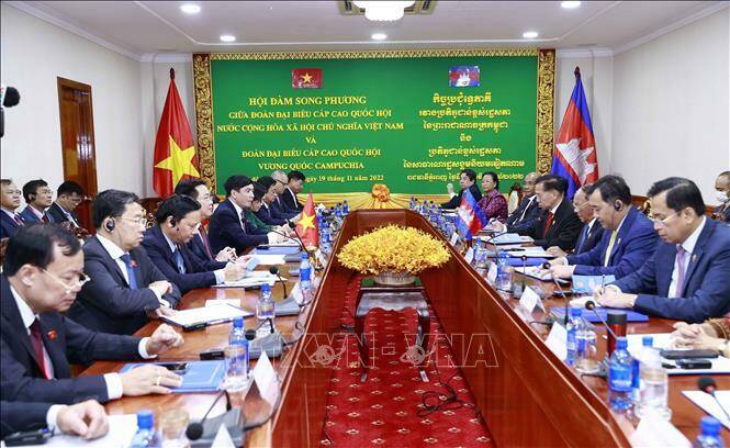 Chủ tịch Quốc hội Vương Đ&igrave;nh Huệ hội đ&agrave;m với Chủ tịch Quốc hội Campuchia Samdech Heng Samrin. Ảnh: Do&atilde;n Tấn/TTXVN