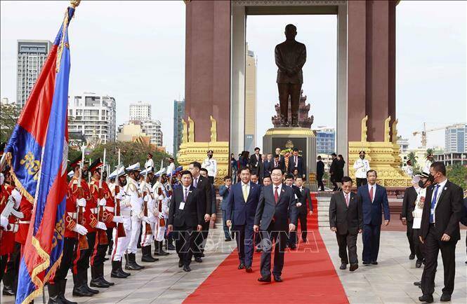 Chủ tịch Quốc hội Vương Đ&igrave;nh Huệ dẫn đầu đo&agrave;n đại biểu cấp cao Quốc hội Việt Nam đến đặt v&ograve;ng hoa tại Tượng đ&agrave;i cố Quốc vương Norodom Sihanouk. Ảnh: Do&atilde;n Tấn/TTXVN