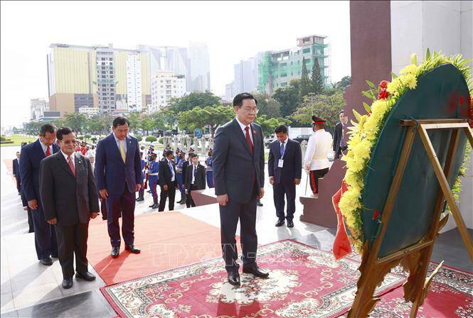 Chủ tịch Quốc hội Vương Đ&igrave;nh Huệ đến đặt v&ograve;ng hoa tại Tượng đ&agrave;i cố Quốc vương Norodom Sihanouk. Ảnh: Do&atilde;n Tấn/TTXVN