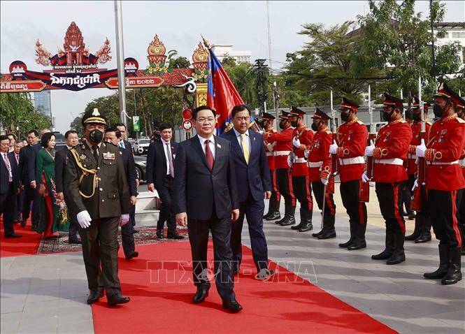 Chủ tịch Quốc hội Vương Đ&igrave;nh Huệ đến đặt v&ograve;ng hoa tại Đ&agrave;i Độc lập. Ảnh: Do&atilde;n Tấn/TTXVN