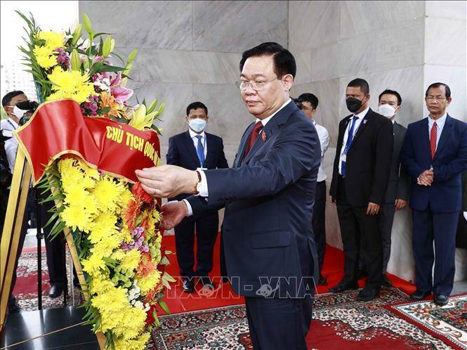 Chủ tịch Quốc hội Vương Đ&igrave;nh Huệ đặt v&ograve;ng hoa tại Đ&agrave;i Độc lập. Ảnh: Do&atilde;n Tấn/TTXVN