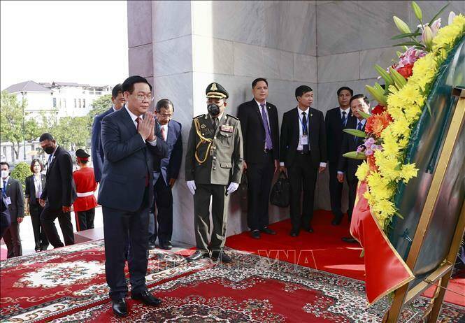 Chủ tịch Quốc hội Vương Đ&igrave;nh Huệ đặt v&ograve;ng hoa tại Đ&agrave;i Độc lập. Ảnh: Do&atilde;n Tấn/TTXVN