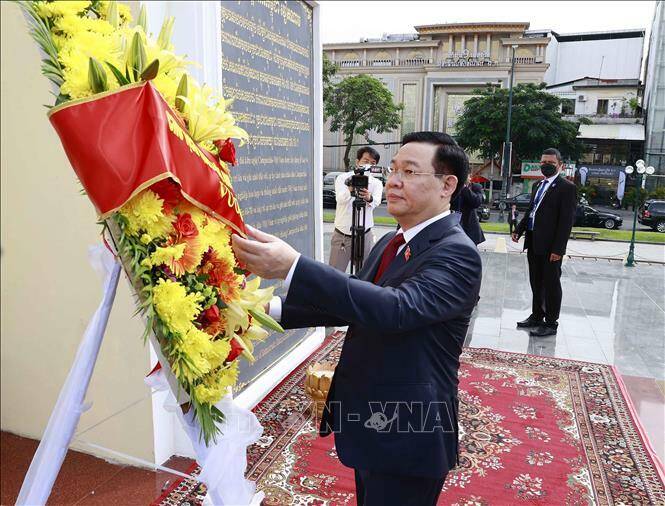 Chủ tịch Quốc hội Vương Đ&igrave;nh Huệ đến đặt v&ograve;ng hoa tại Tượng đ&agrave;i Hữu nghị Việt Nam - Campuchia. Ảnh: Do&atilde;n Tấn/TTXVN