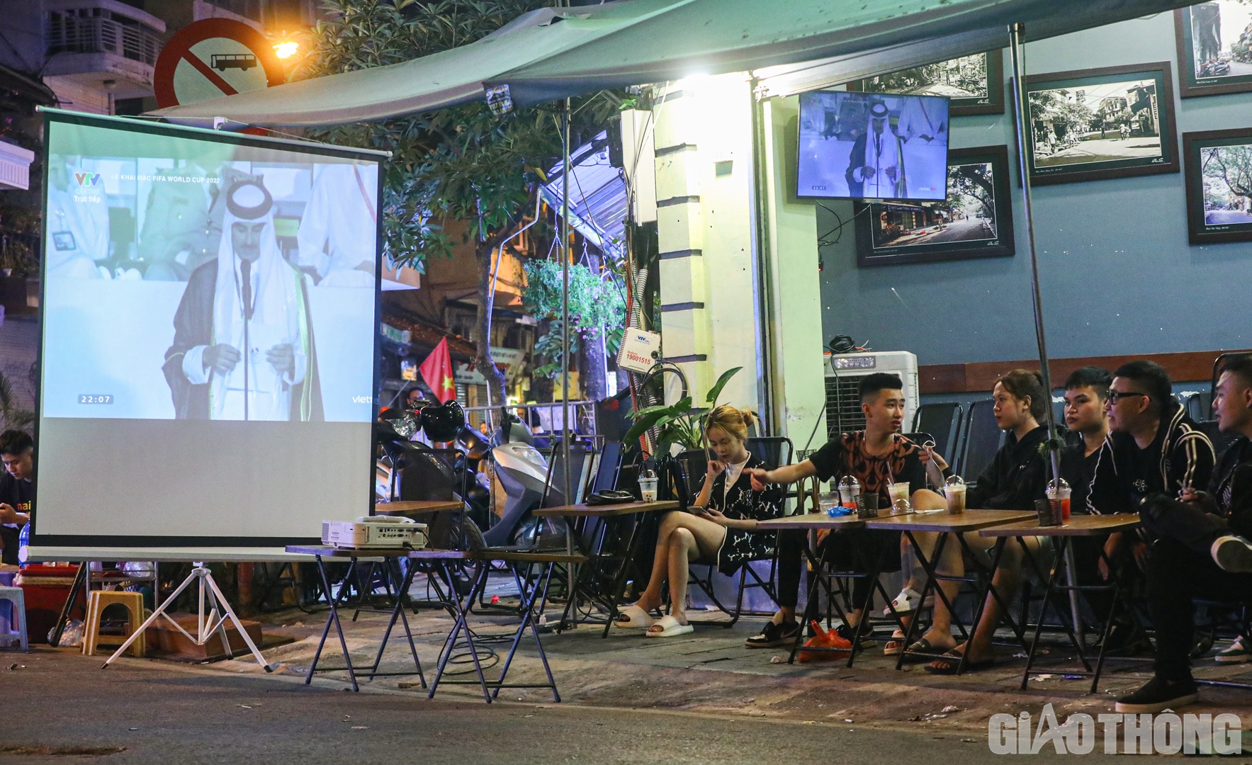 Nhiều bạn trẻ ngồi b&igrave;nh luận, dự đo&aacute;n kết quả trận đấu mở m&agrave;n diễn ra trong đ&ecirc;m nay.