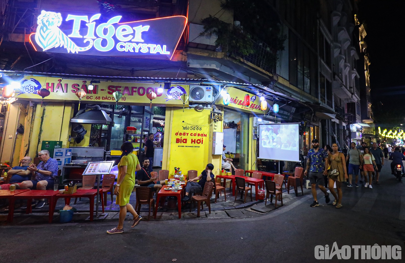 Dễ d&agrave;ng bắt gặp những m&agrave;n h&igrave;nh chiếu cỡ lớn trước mỗi cửa h&agrave;ng.