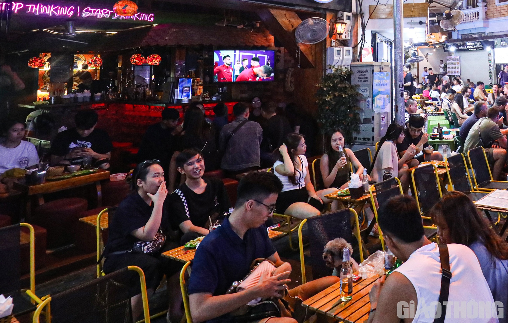 Lễ khai mạc World Cup diễn ra v&agrave;o cuối tuần n&ecirc;n tại khu vực phố cổ H&agrave; Nội rất nhộn nhịp.