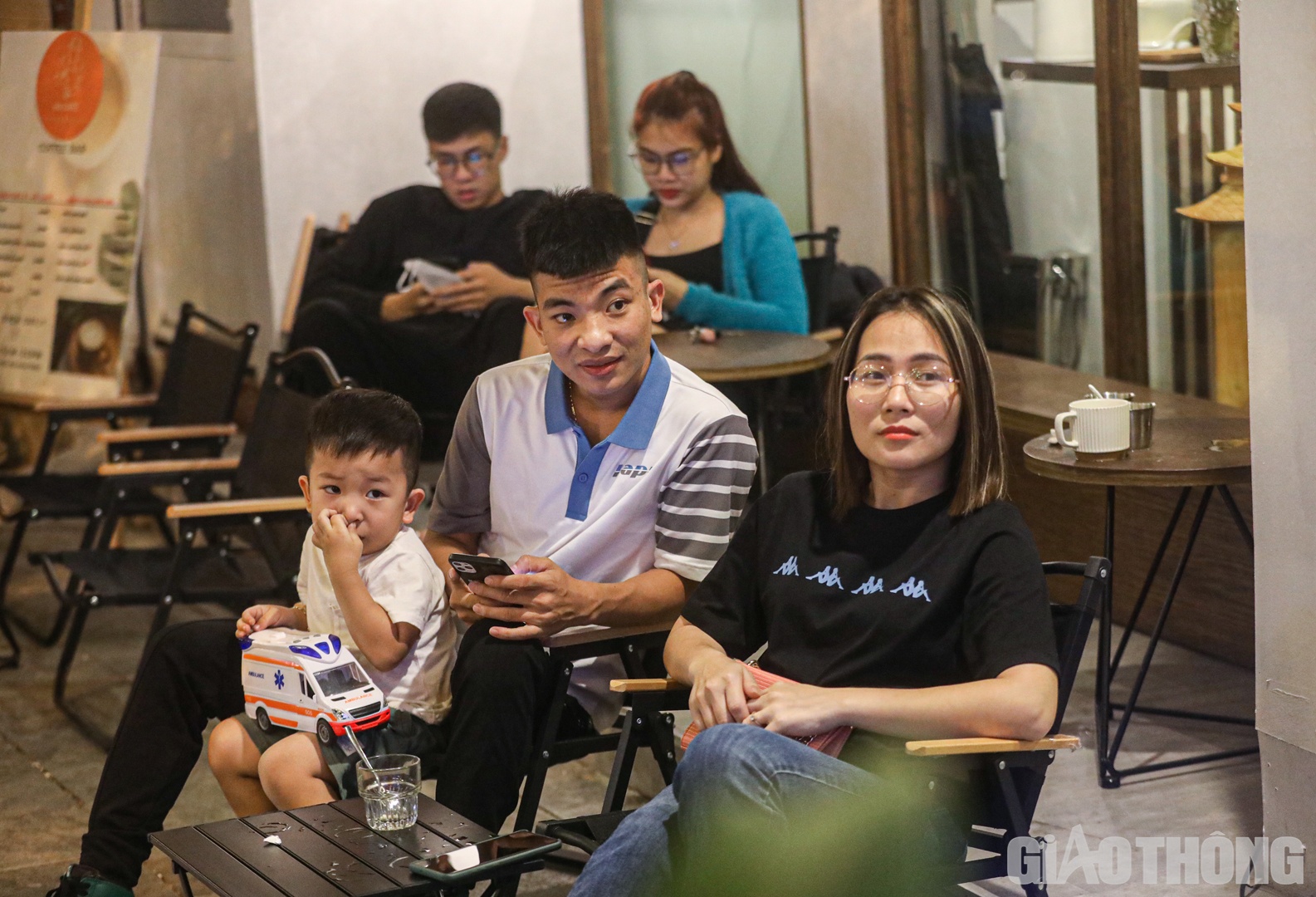 C&ugrave;ng gia đ&igrave;nh theo d&otilde;i lễ khai mạc, anh Nguyễn Hữu Ph&uacute;c (quận Long Bi&ecirc;n) cho hay: "Cũng như c&aacute;c m&ugrave;a giải World Cup trước, t&ocirc;i vẫn thường hay ra ngo&agrave;i xem cho c&oacute; kh&ocirc;ng kh&iacute;".