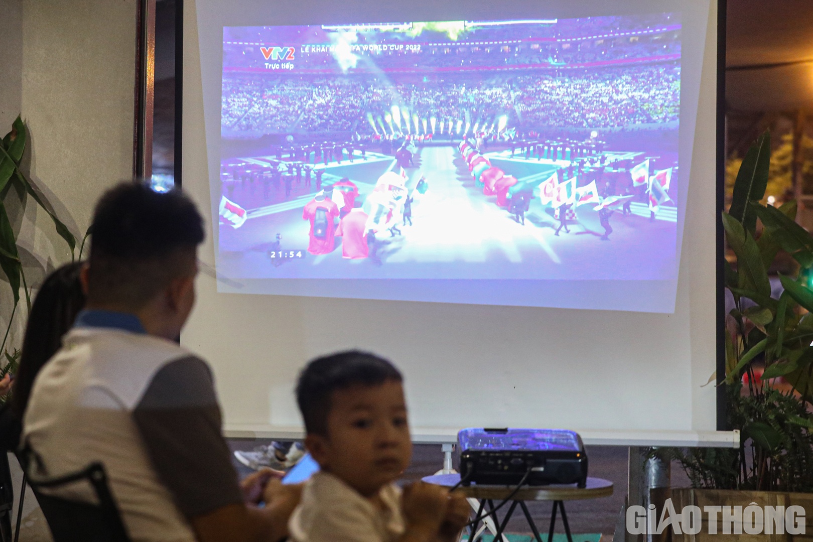 Anh Trần Văn Giang, chủ qu&aacute;n c&agrave; ph&ecirc; chia sẻ: "Cũng như c&aacute;c m&ugrave;a trước, ch&uacute;ng t&ocirc;i đ&atilde; chuẩn bị m&agrave;n h&igrave;nh m&aacute;y chiếu cỡ lớn để gần cửa ra v&agrave;o. B&ecirc;n cạnh đ&oacute;, qu&aacute;n sẽ phục vụ xuy&ecirc;n suốt đến khi trận đấu giữa Qatar v&agrave; Ecuador kết th&uacute;c.