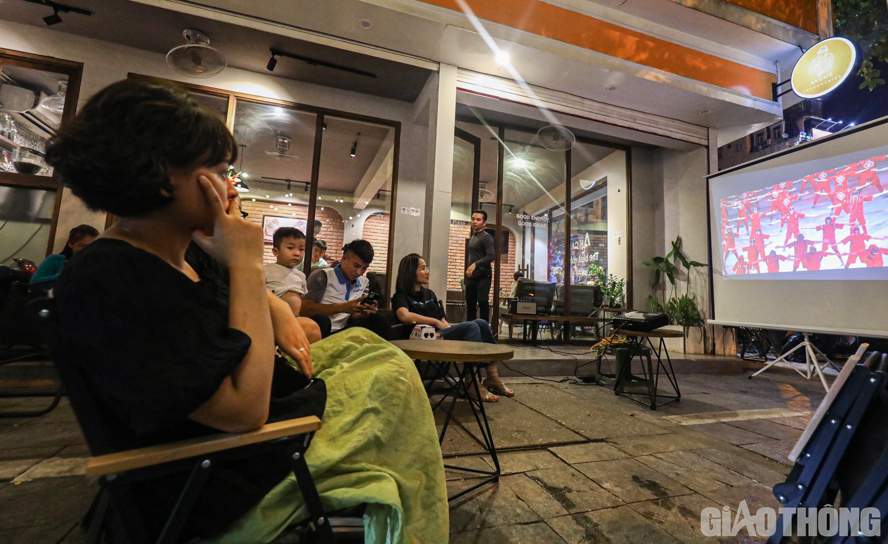 Tương tự, tại qu&aacute;n c&agrave; ph&ecirc; An (quận Ho&agrave;n Kiếm), nhiều người đang chăm ch&uacute; theo d&otilde;i những h&igrave;nh ảnh ấn tượng của lễ khai mạc World Cup.