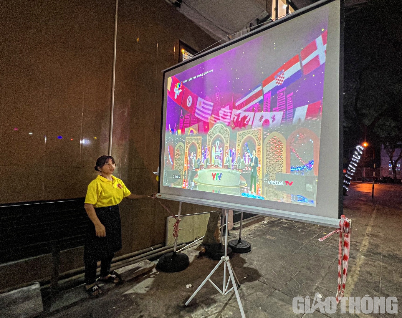 Theo ghi nhận của PV B&aacute;o Giao th&ocirc;ng trong tối 20/11, để chuẩn bị cho giải b&oacute;ng đ&aacute; được chờ đợi nhất h&agrave;nh tinh, nhiều nh&agrave; h&agrave;ng, qu&aacute;n c&agrave; ph&ecirc;... tại H&agrave; Nội đ&atilde; sắm th&ecirc;m thiết bị m&aacute;y chiếu, chuẩn bị th&ecirc;m chỗ ngồi để đ&aacute;p ứng nhu cầu rất lớn từ người h&acirc;m mộ.