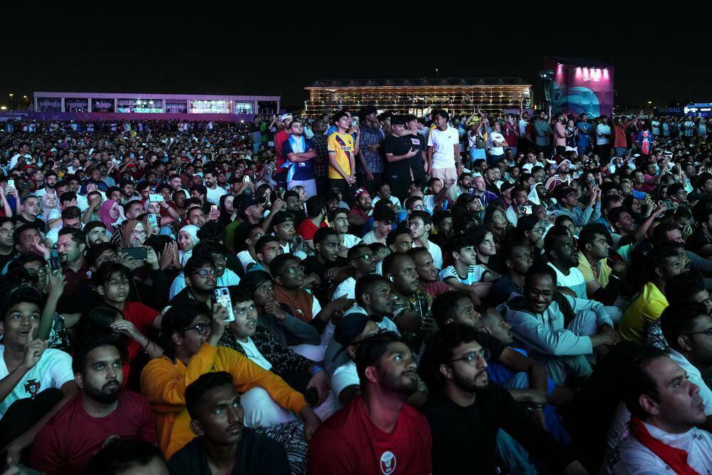 &Ocirc;ng El-Berarri kể lại &ocirc;ng chứng kiến đ&aacute;m đ&ocirc;ng chen lấn x&ocirc; đẩy, nhiều phụ nữ sợ h&atilde;i đến bật kh&oacute;c. Ảnh - AP