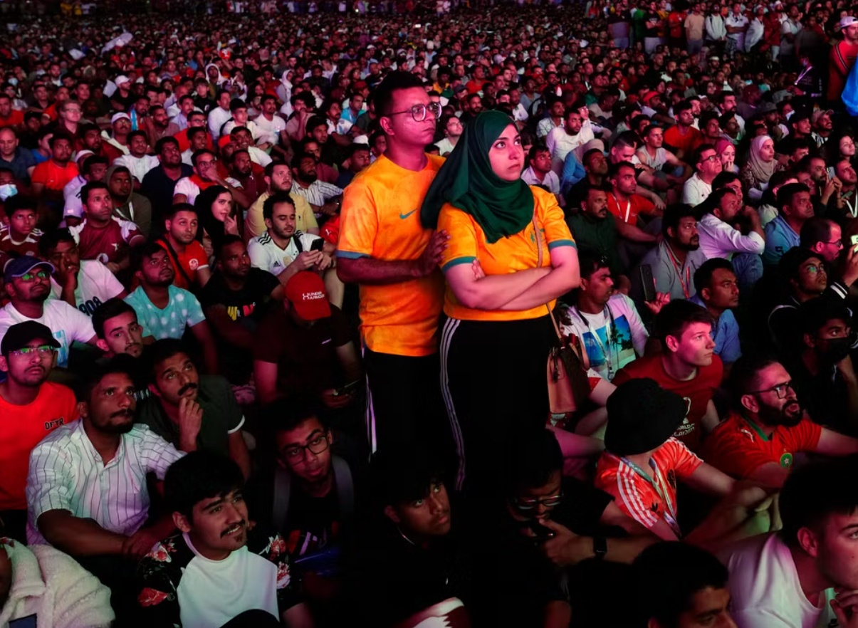 &ldquo;T&ocirc;i kh&ocirc;ng thể l&ugrave;i lại trong khi người kh&aacute;c cũng kh&ocirc;ng thể tiến về ph&iacute;a trước. T&ocirc;i phải bảo con trai t&igrave;m c&aacute;ch tho&aacute;t khỏi đ&acirc;y. Nơi đ&acirc;y qu&aacute; nguy hiểm&rdquo;, &ocirc;ng Reyes n&oacute;i.  Ảnh - AP