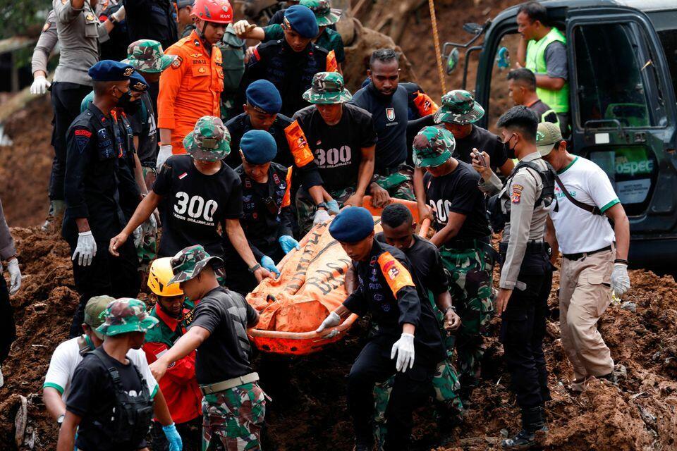Tại hiện trường,&nbsp;Tổng thống Indonesia cho biết:&nbsp;&ldquo;T&ocirc;i đ&atilde; chỉ đạo&nbsp;ưu ti&ecirc;n sơ t&aacute;n nạn nh&acirc;n bị kẹt dưới đống đổ n&aacute;t". Nhiều người thương vong l&agrave; do người bị kẹt trong c&aacute;c t&ograve;a nh&agrave; bị sập.
