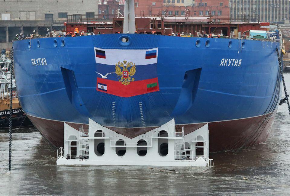 Ngày 23/11, Nga đã hạ thủy tàu phá băng chạy bằng năng lượng hạt nh&acirc;n mới nh&acirc;́t Yakutia.
Đ&acirc;y l&agrave; một phần trong n&ocirc;̃ lực t&acirc;̣n dụng t&ocirc;́t tuy&ecirc;́n đường v&acirc;̣n tải Bắc Cực tới vùng Vi&ecirc;̃n Đ&ocirc;ng.
Trong ảnh, c&oacute; thể thấy, cờ Nga v&agrave; cờ của 4 v&ugrave;ng l&atilde;nh thổ miền Đ&ocirc;ng Ukraine thuộc quyền kiểm so&aacute;t của Moscow được in tr&ecirc;n mũi t&agrave;u. Ảnh - Reuters