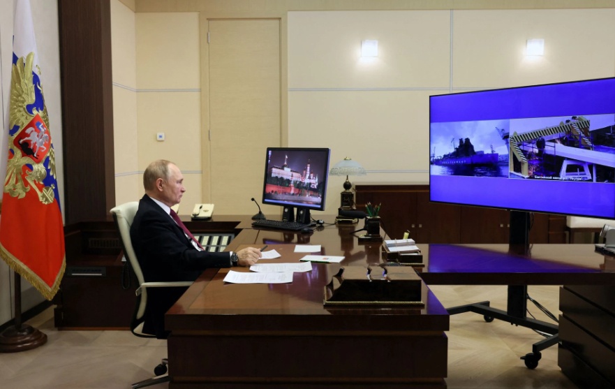 T&ocirc;̉ng th&ocirc;́ng Vladimir Putin đã tham dự l&ecirc;̃ hạ thủy tàu Yakutia và l&ecirc;̃ thượng cờ ở tàu phá băng chạy bằng năng lượng hạt nh&acirc;n Ural được t&ocirc;̉ chức tại xưởng đóng tàu Baltic ở St. Petersburg theo hình thức trực tuy&ecirc;́n.
&Ocirc;ng Putin cho rằng những tàu phá băng này có t&acirc;̀m quan trọng chi&ecirc;́n lược với Nga, phục vụ c&aacute;c chương tr&igrave;nh nghi&ecirc;n cứu và thám hi&ecirc;̉m Bắc Cực, đảm bảo vi&ecirc;̣c đi lại an toàn và b&ecirc;̀n vững trong khu vực, đ&ocirc;̀ng thời tăng cường giao th&ocirc;ng dọc tuy&ecirc;́n đường Bi&ecirc;̉n phía Bắc này. 
Vi&ecirc;̣c phát tri&ecirc;̉n hành lang v&acirc;̣n tải Bắc Cực sẽ giúp Nga khai thác ti&ecirc;̀m năng xu&acirc;́t kh&acirc;̉u và thi&ecirc;́t l&acirc;̣p các tuy&ecirc;́n logistics hi&ecirc;̣u quả. Ảnh - Reuters