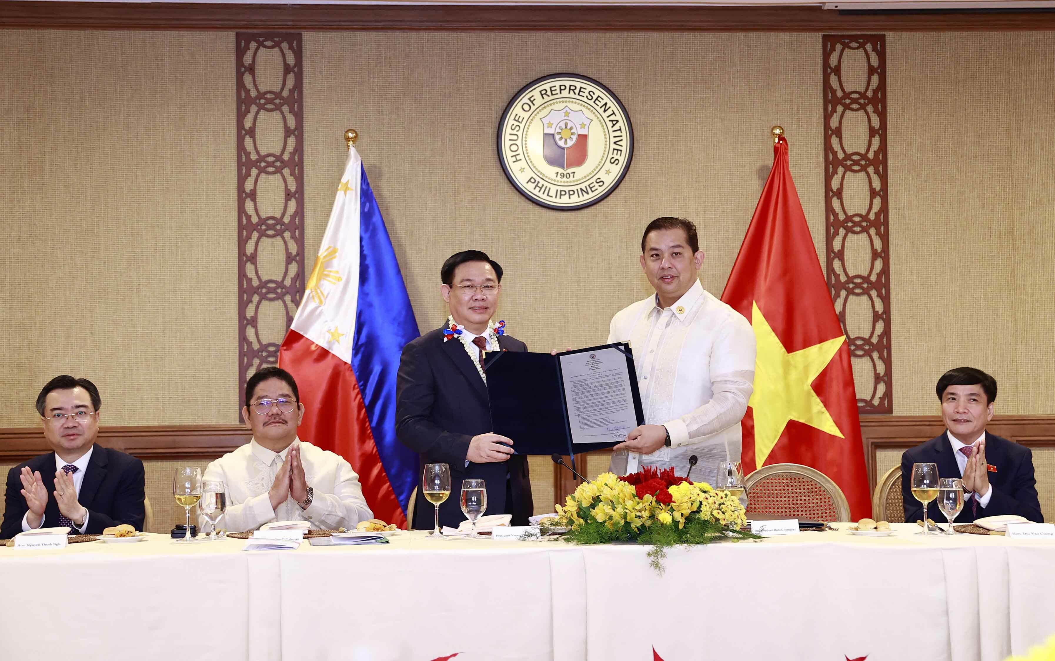 Cũng tại cuộc hội đ&agrave;m, đại diện Hạ viện Philippines đ&atilde; trang trọng đọc to&agrave;n văn Nghị quyết 571 về việc tăng cường hợp t&aacute;c giữa Philippines v&agrave; Việt Nam th&ocirc;ng qua Nh&oacute;m nghị sĩ hữu nghị Philippines - Việt Nam vừa được to&agrave;n bộ đại biểu Hạ viện Philippines đồng &yacute; th&ocirc;ng qua.