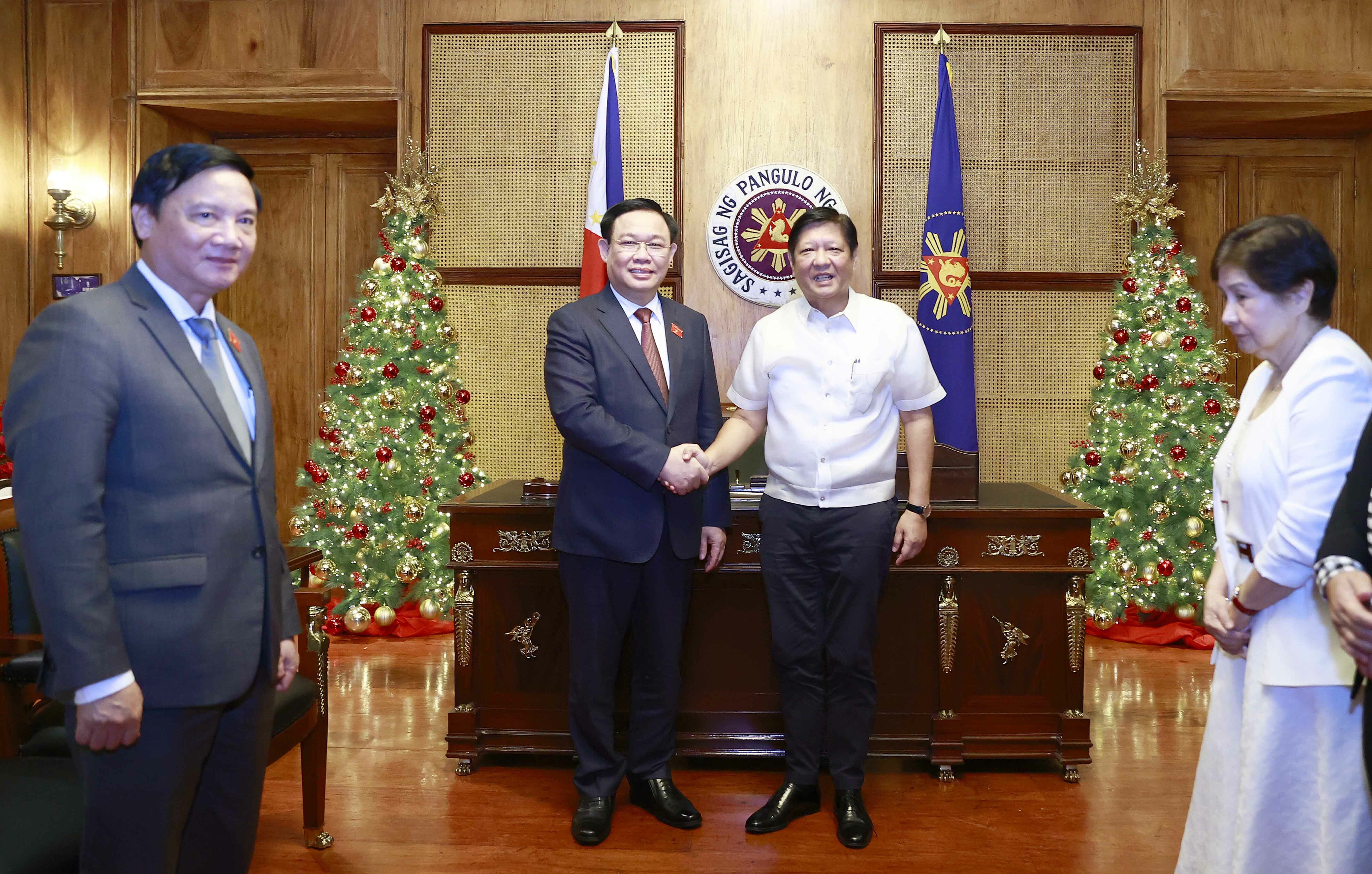 Trong khu&ocirc;n khổ chuyến thăm ch&iacute;nh thức Philippines, chi&ecirc;̀u 23/11, Chủ tịch Quốc hội Vương Đ&igrave;nh Huệ đ&atilde; c&oacute; cuộc hội kiến với Tổng thống Ferdinand Romualdez Marcos tại Phủ Tổng thống Philippines. Chủ tịch Quốc hội đề nghị hai nước mở rộng hợp t&aacute;c kh&ocirc;ng chỉ trong lĩnh vực kinh tế - thương mại - đầu tư; quốc ph&ograve;ng &ndash; an ninh, m&agrave; cần mở rộng hợp t&aacute;c trong lĩnh vực kh&aacute;c như n&ocirc;ng nghiệp, khoa học c&ocirc;ng nghệ, gi&aacute;o dục đ&agrave;o tạo, chuyển đổi số, kinh tế số, ứng ph&oacute; biến đổi kh&iacute; hậu; an ninh mạng; chuyển đổi năng lượng xanh v&agrave; c&ocirc;ng bằng, du lịch v&agrave; giao lưu nh&acirc;n d&acirc;n, an ninh mạng.