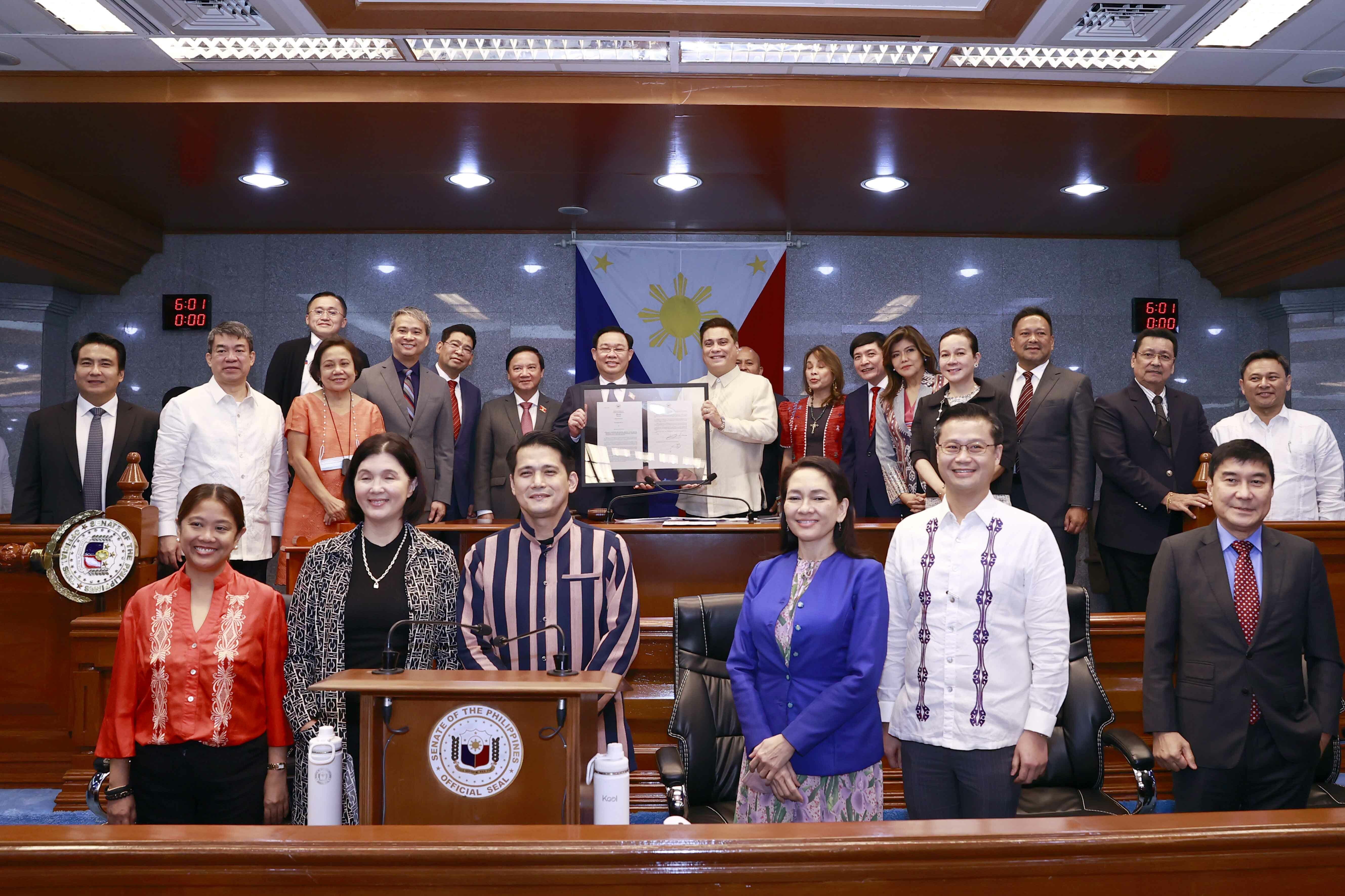 Chủ tịch Thượng viện Philippines Juan Miguel Zubiri đ&atilde; tr&acirc;n trọng trao Nghị quyết của Thượng viện tới Chủ tịch Quốc hội Vương Đ&igrave;nh Huệ. Ảnh - Cổng th&ocirc;ng tin Quốc hội
