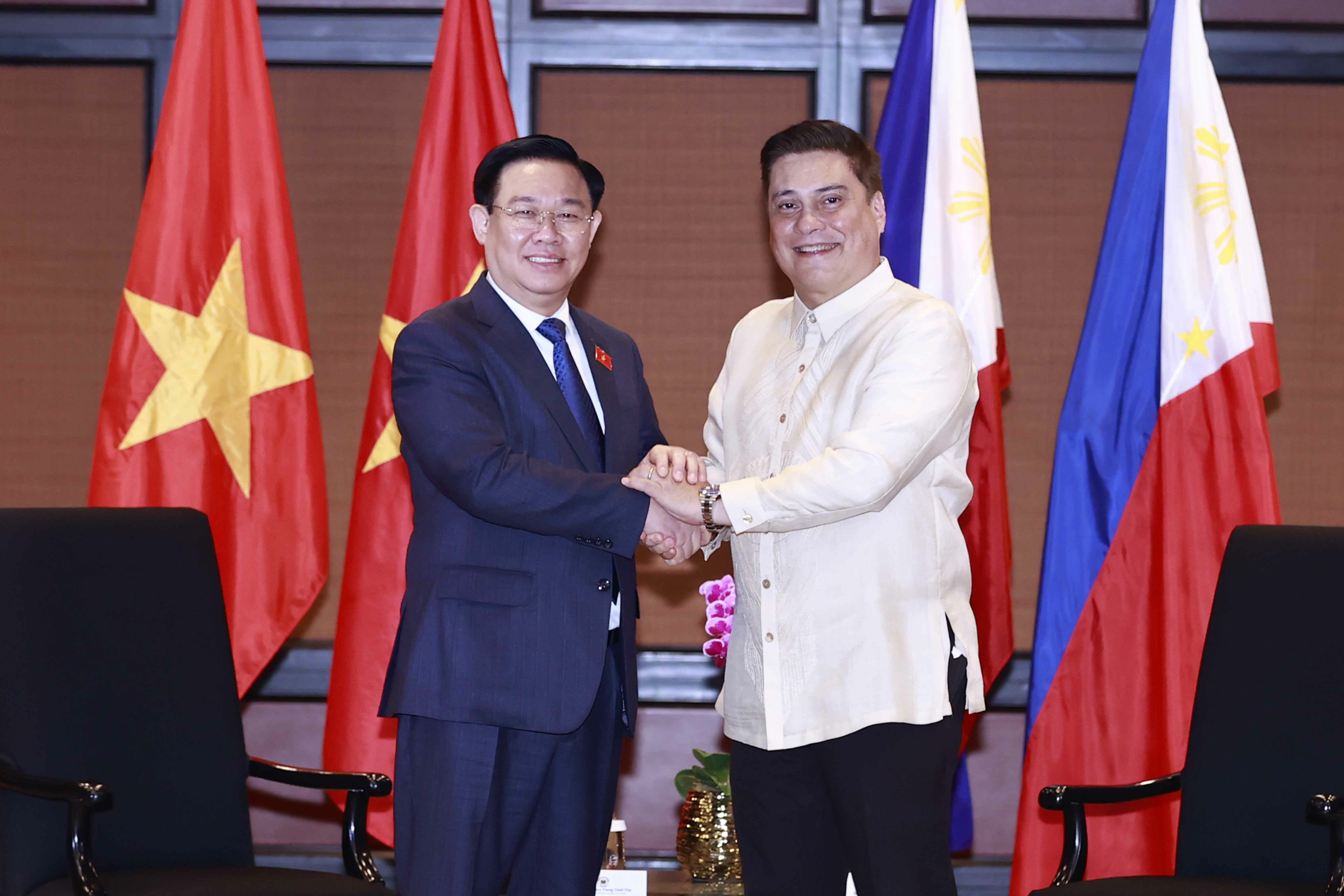 Ngay sau khi chứng kiến thủ tục Thượng viện Philippines th&ocirc;ng qua Nghị quyết 26, Chủ tịch Quốc hội Vương Đ&igrave;nh Huệ đ&atilde; hội đ&agrave;m với Chủ tịch Thượng viện Philippines Juan Miguel F.Zubiri.
Tại buổi hội đ&agrave;m, Chủ tịch Thượng viện Juan Miguel F.Zubiri đ&aacute;nh gi&aacute; cao sau thời gian d&agrave;i hai b&ecirc;n kh&ocirc;ng trao đổi đo&agrave;n l&atilde;nh đạo cấp cao, chuyến thăm lần n&agrave;y của Chủ tịch Quốc hội Vương Đ&igrave;nh Huệ c&oacute; &yacute; nghĩa lịch sử, quan trọng, g&oacute;p phần t&iacute;ch cực v&agrave;o việc tăng cường hơn nữa quan hệ Đối t&aacute;c chiến lược giữa Việt Nam v&agrave; Philippines cũng như giữa cơ quan lập ph&aacute;p hai nước trong thời gian tới; nhấn mạnh Việt Nam l&agrave; Đối t&aacute;c chiến lược duy nhất của Philippines trong ASEAN&hellip;