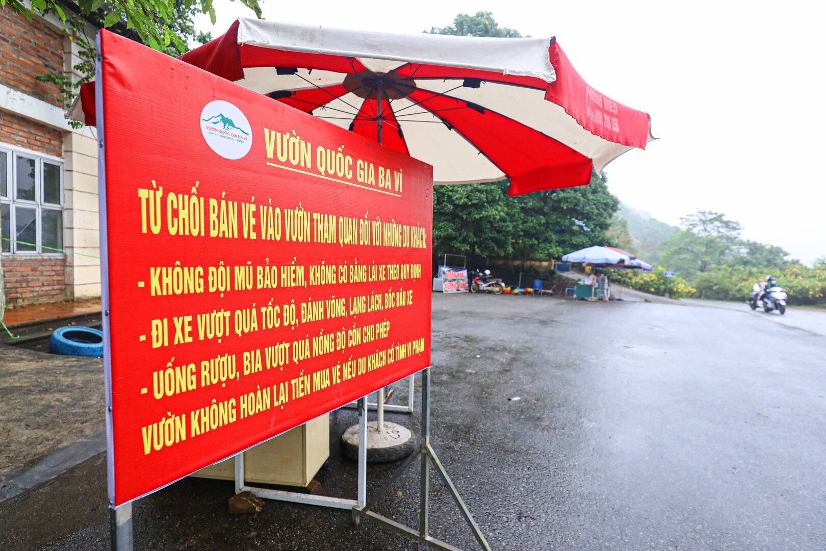 Vườn quốc gia Ba V&igrave; đ&atilde; quy định rất r&otilde; c&aacute;c h&agrave;nh vi bị từ chối phục vụ v&agrave; kh&ocirc;ng được ho&agrave;n lại tiền đ&atilde; mua v&eacute; nếu cố t&igrave;nh vi phạm như kh&ocirc;ng đội mũ bảo hiểm khi ngồi tr&ecirc;n m&ocirc; t&ocirc;, xe gắn m&aacute;y; đi xe vượt qu&aacute; tốc độ quy định; uống rượu bia trước v&agrave; khi điều khiển phương tiện... Biển lưu &yacute; được để ngay tại khu vực chờ mua v&eacute;.