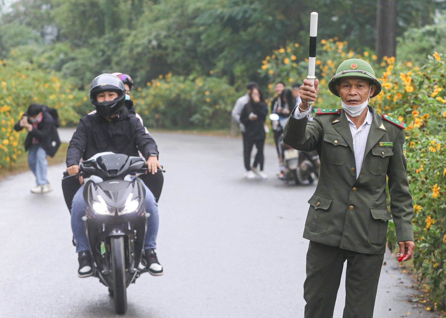 "Khi du kh&aacute;ch đỗ xe ở s&aacute;t vệ đường v&agrave; đứng ở đường chụp ảnh c&oacute; nguy cơ đến mất ATGT l&agrave; c&aacute;c chốt trực n&agrave;y sẽ c&oacute; người ra nhắc nhở v&agrave; y&ecirc;u cầu người d&acirc;n phải tu&acirc;n thủ để bảo đảm ATGT", &ocirc;ng H&ugrave;ng n&oacute;i.