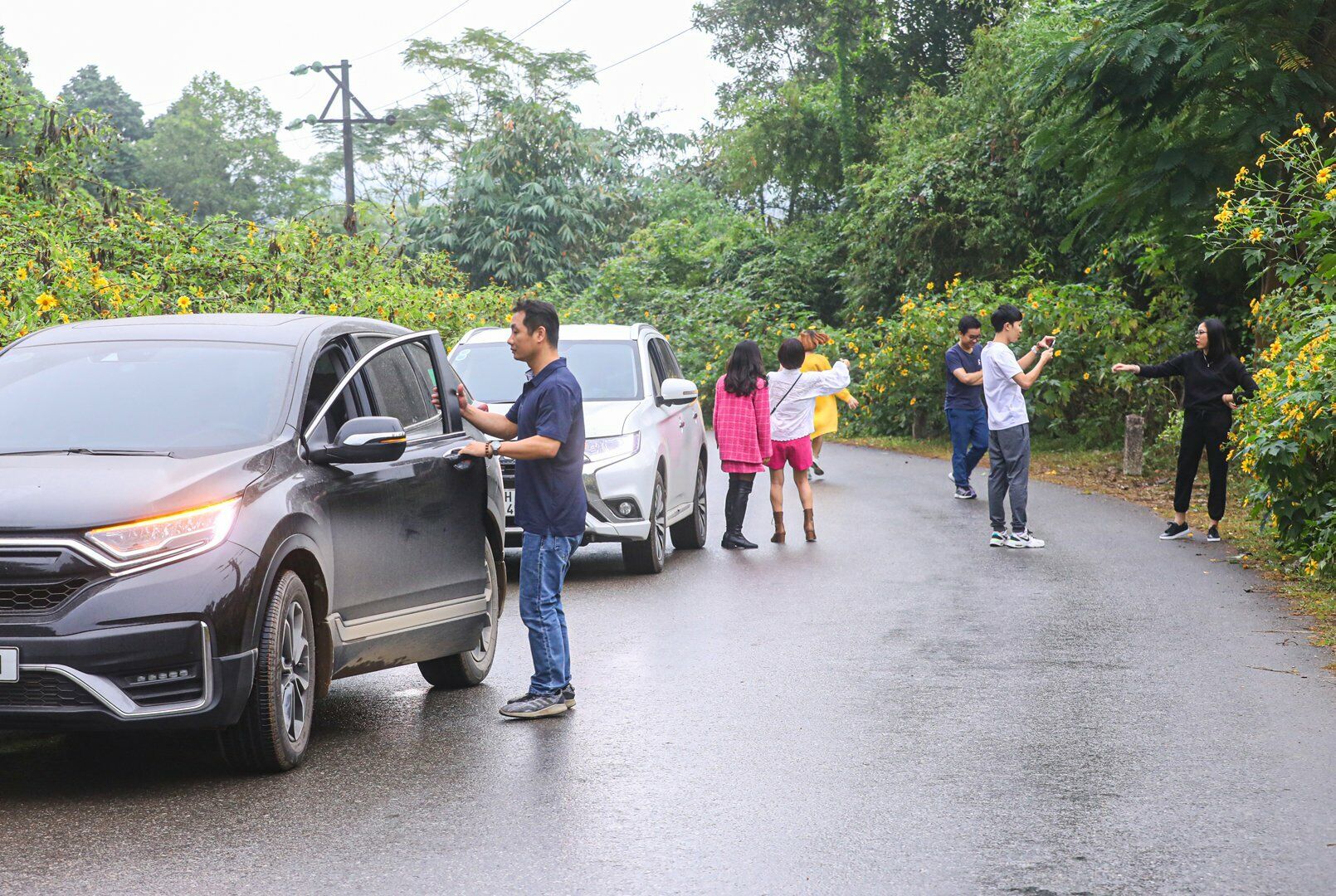 Những chiếc &ocirc; t&ocirc; dừng đỗ chiếm 1/3 l&ograve;ng đường, kể cả ở những kh&uacute;c quanh, c&ograve;n người tr&ecirc;n xe xuống chụp ảnh k&iacute;n cả l&ograve;ng đường.