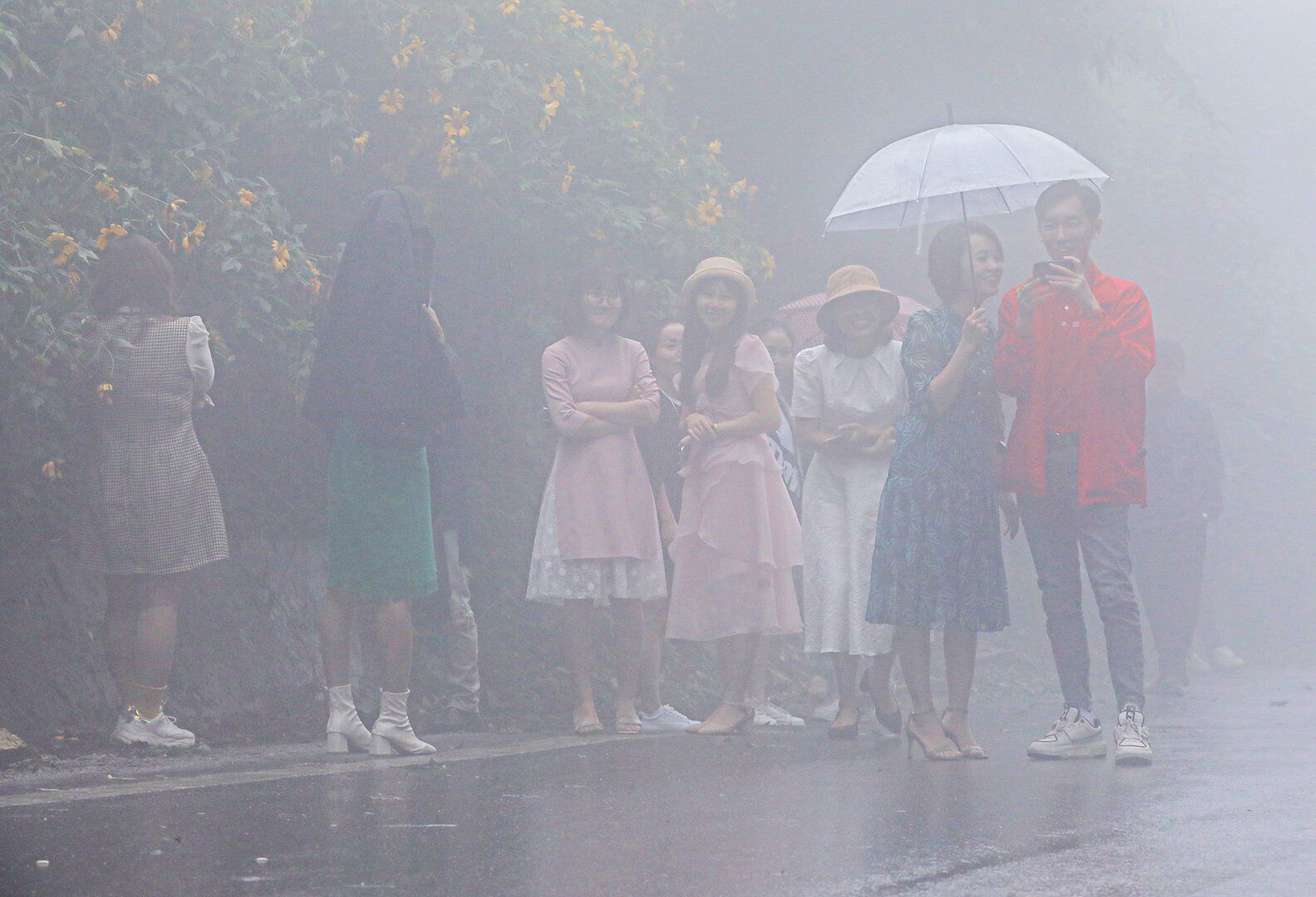 Ch&iacute;nh v&igrave; thế những du kh&aacute;ch đứng ra đường để chụp ảnh như thế n&agrave;y l&agrave; rất nguy hiểm, g&acirc;y mất ATGT.